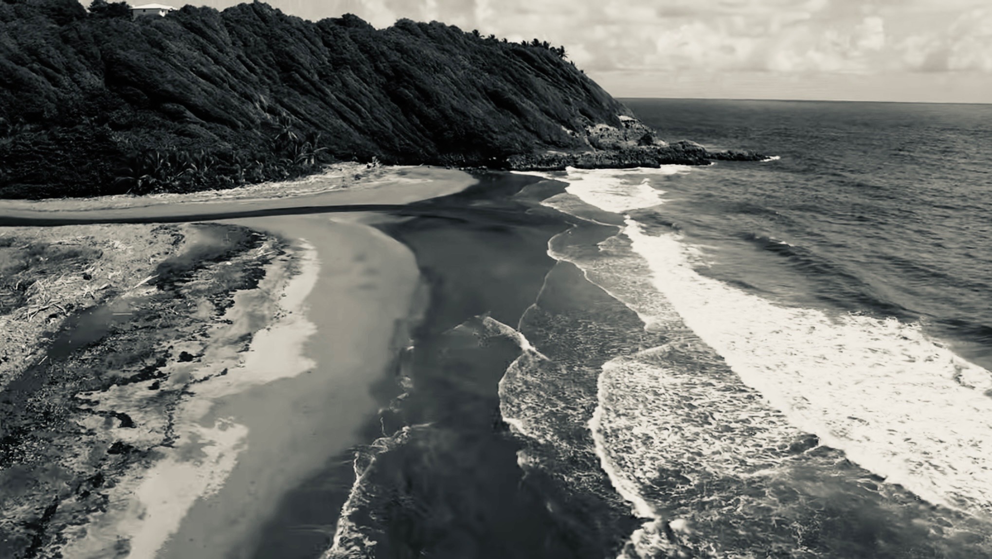 Drone survolant un littoral