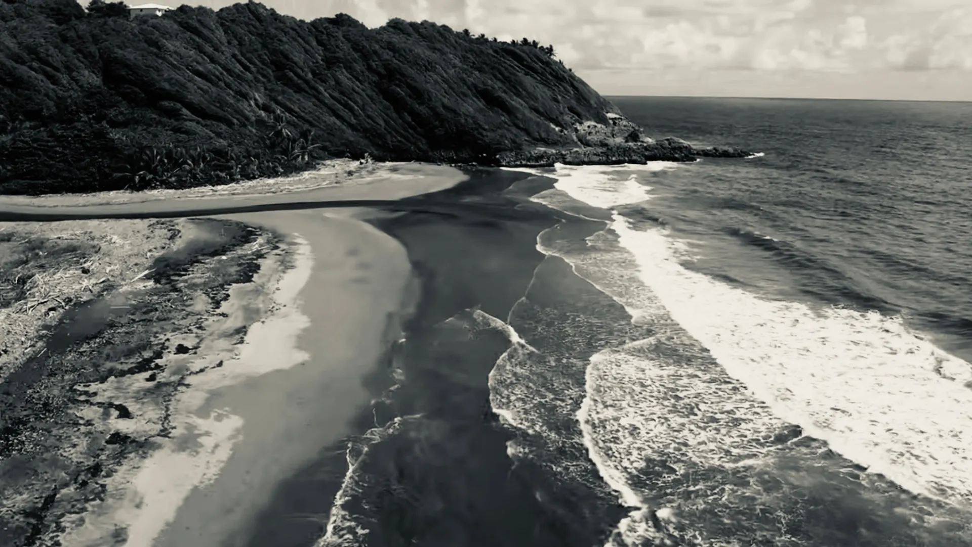 Drone survolant un littoral