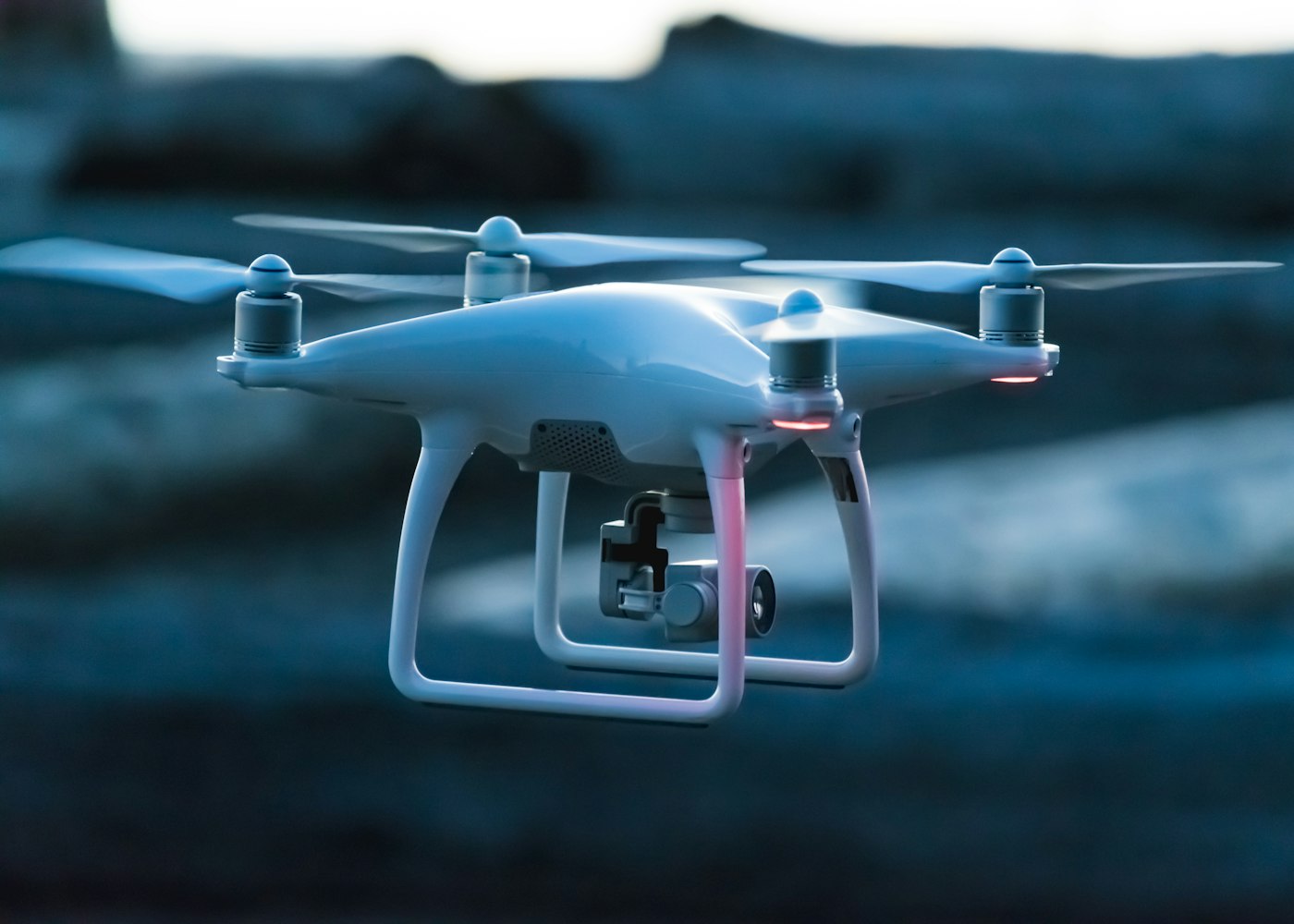 Drone survolant un littoral