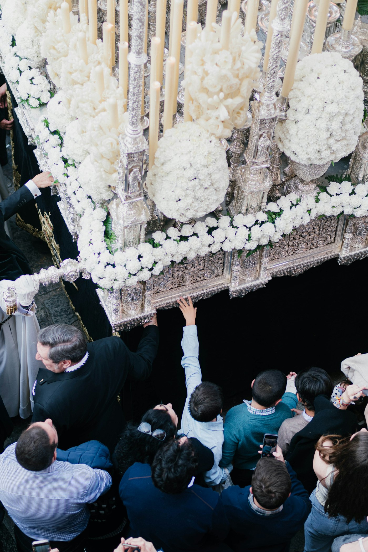 Marche de Jésus, procession fleurie portée par des fidèles