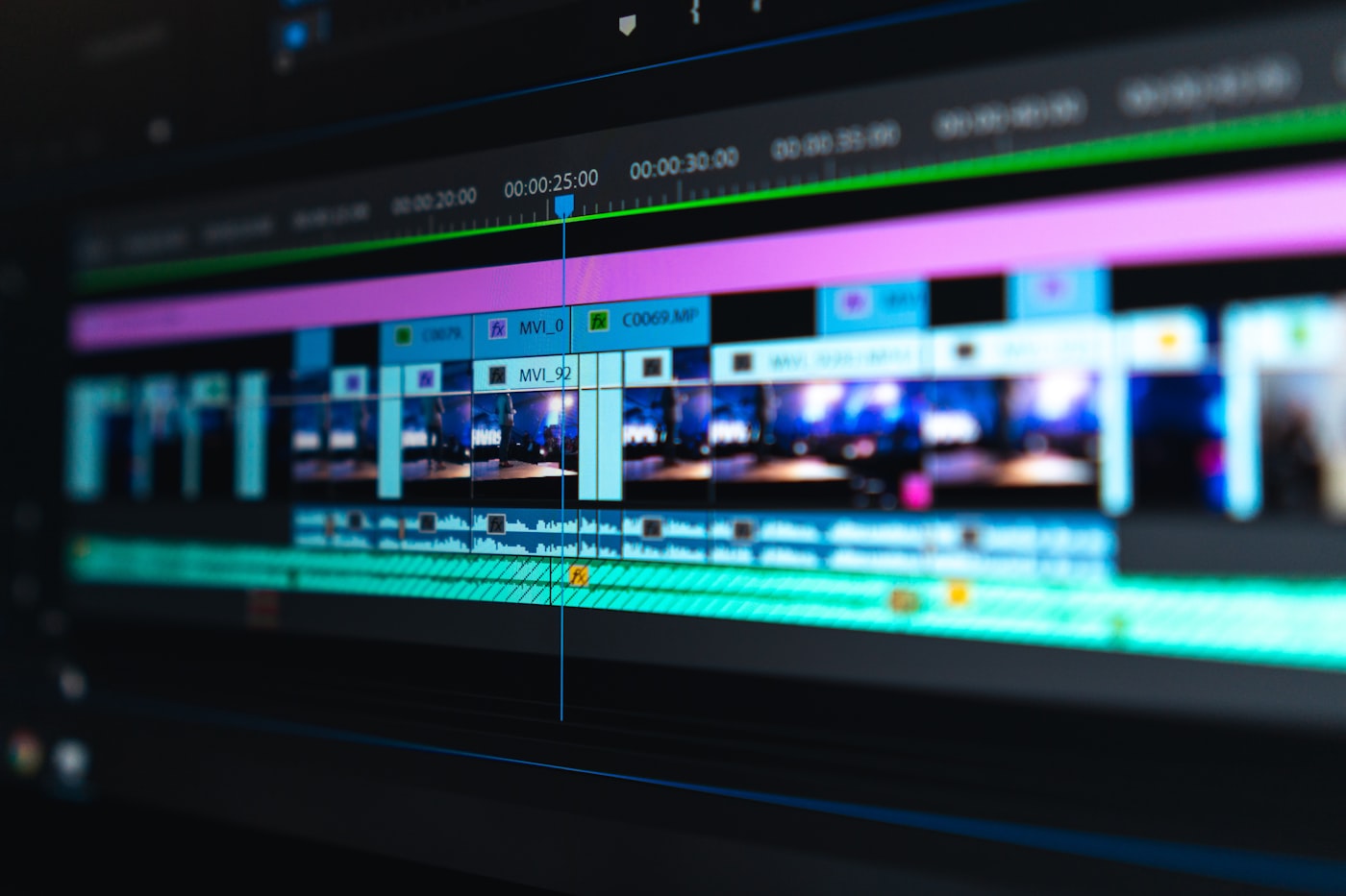 Régie de montage vidéo, écran de color grading