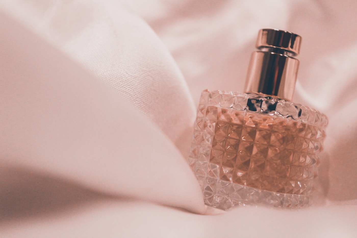 Flacon de parfum drapé de tissu clair