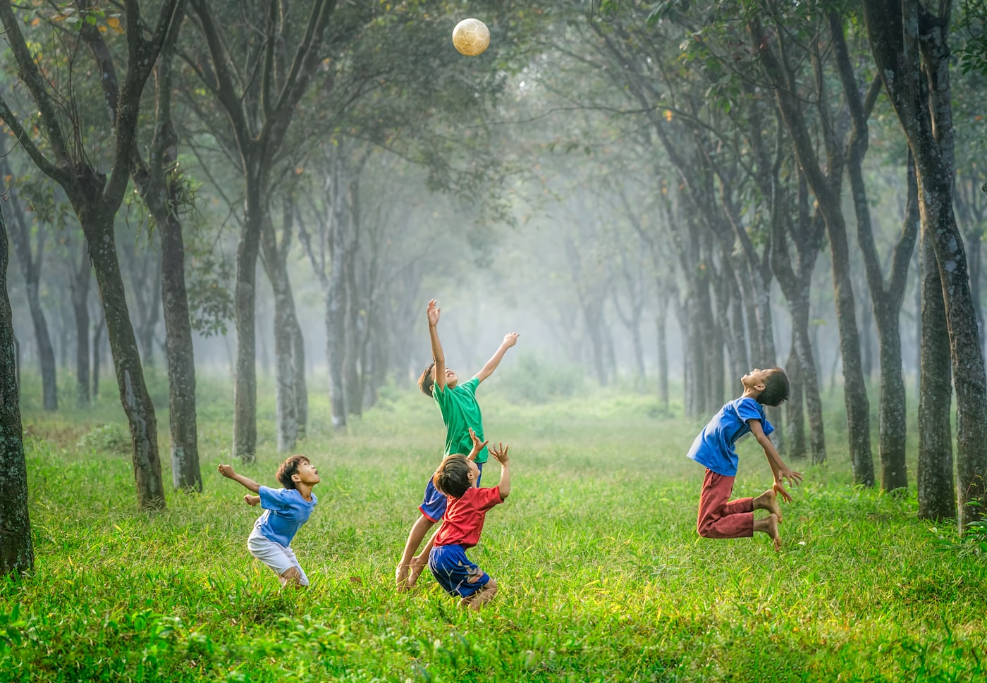 Enfants jouant en extérieur, atelier d'éveil
