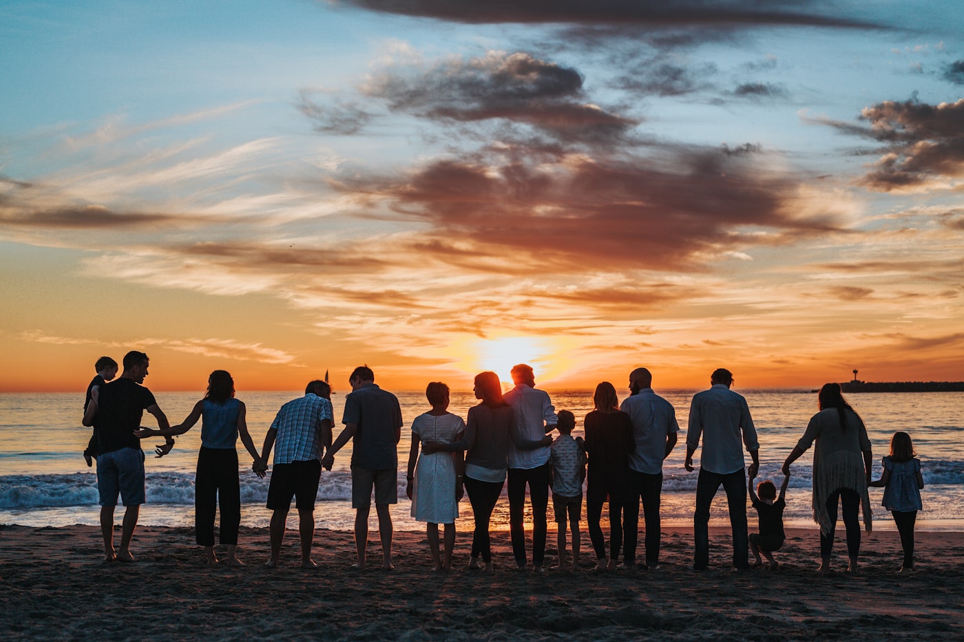 Famille au coucher de soleil sur la plage