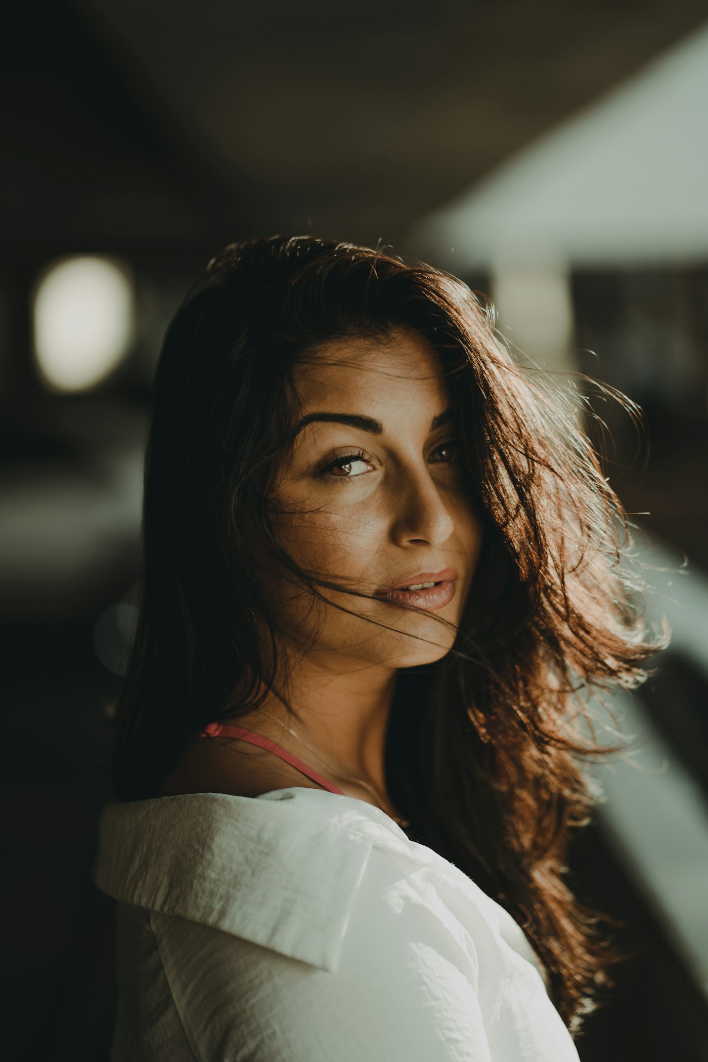 Portrait en intérieur, lumière naturelle rasante