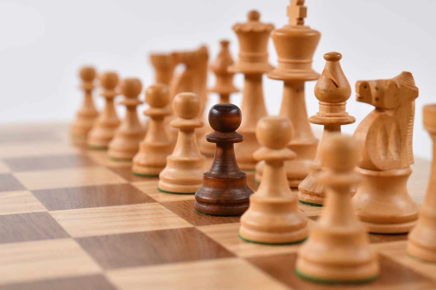 Échiquier et pièces en bois lors d'un tournoi