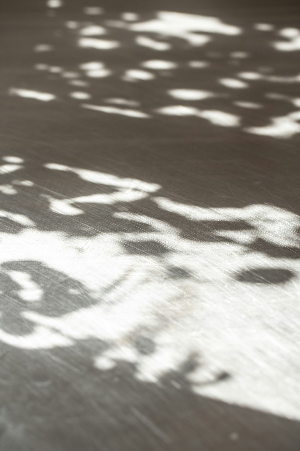 Reflets de lumière sur une surface métallique rayée