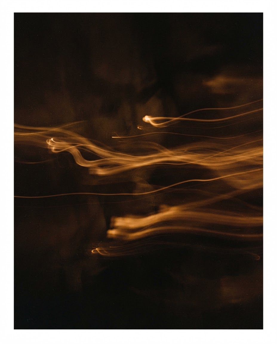 Filets de lumière ambrée en pose longue dans l'obscurité