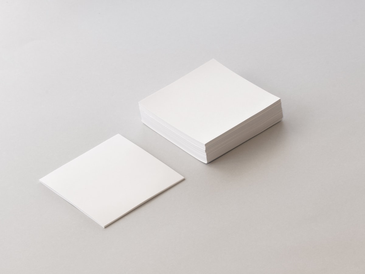 Pile de cartes vierges couleur crème sur fond neutre