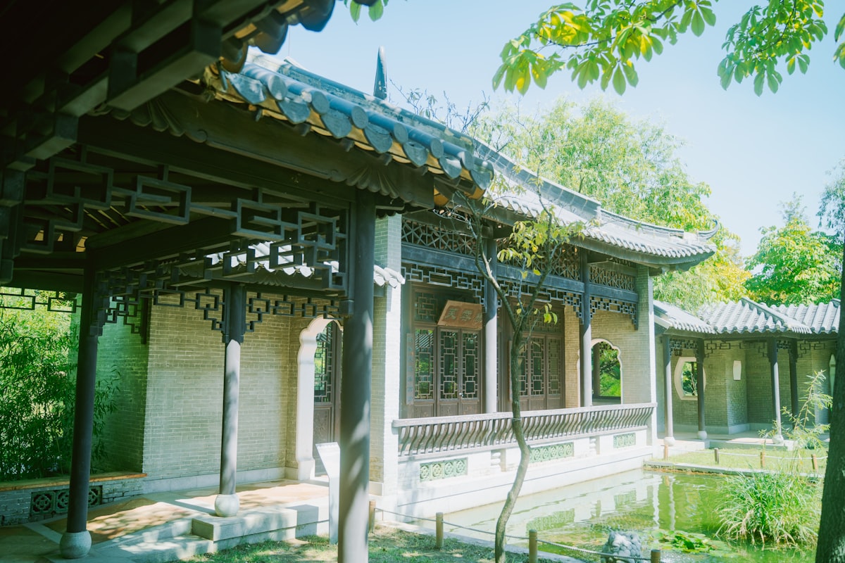 Pavillon traditionnel en bois au bord d'un bassin, architecture chinoise